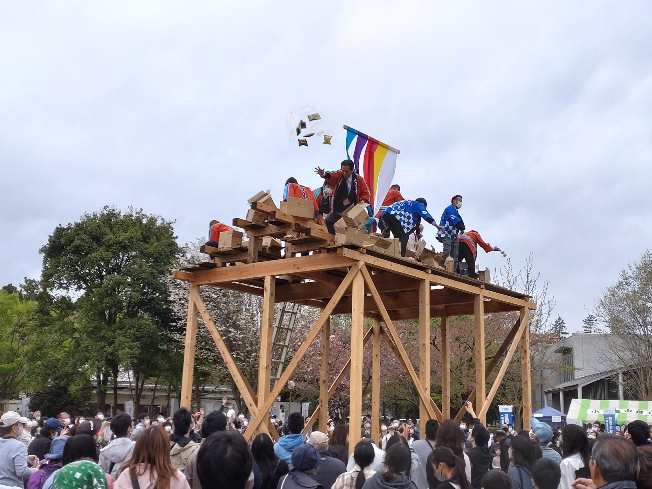 餅まきをする市長
