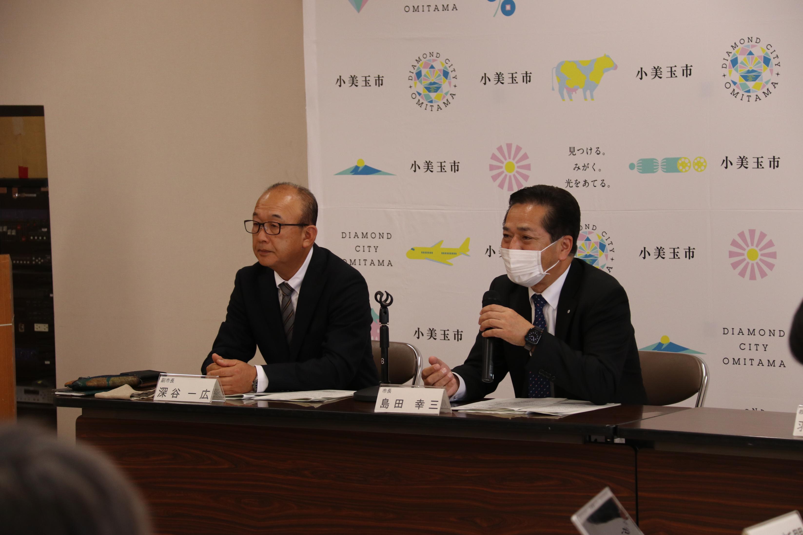 質問に答える市長 質問に答える市長