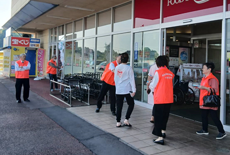 カスミフードスクエア小川店での街頭活動の様子