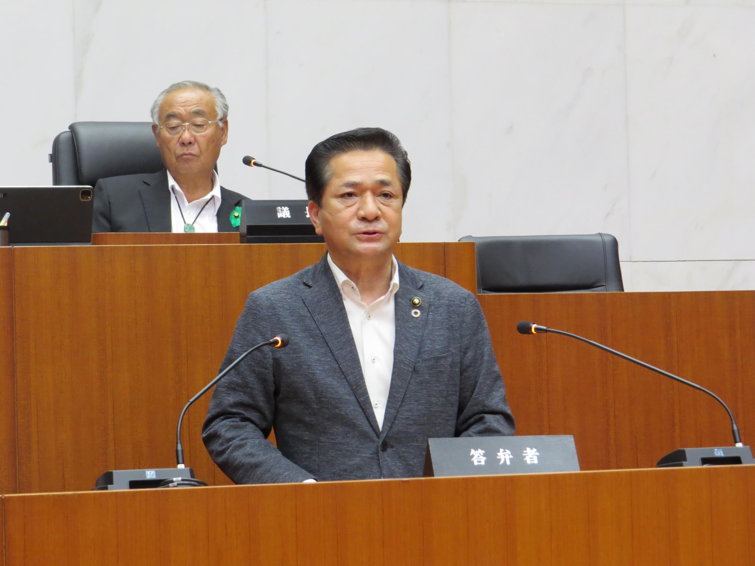 答弁をする市長