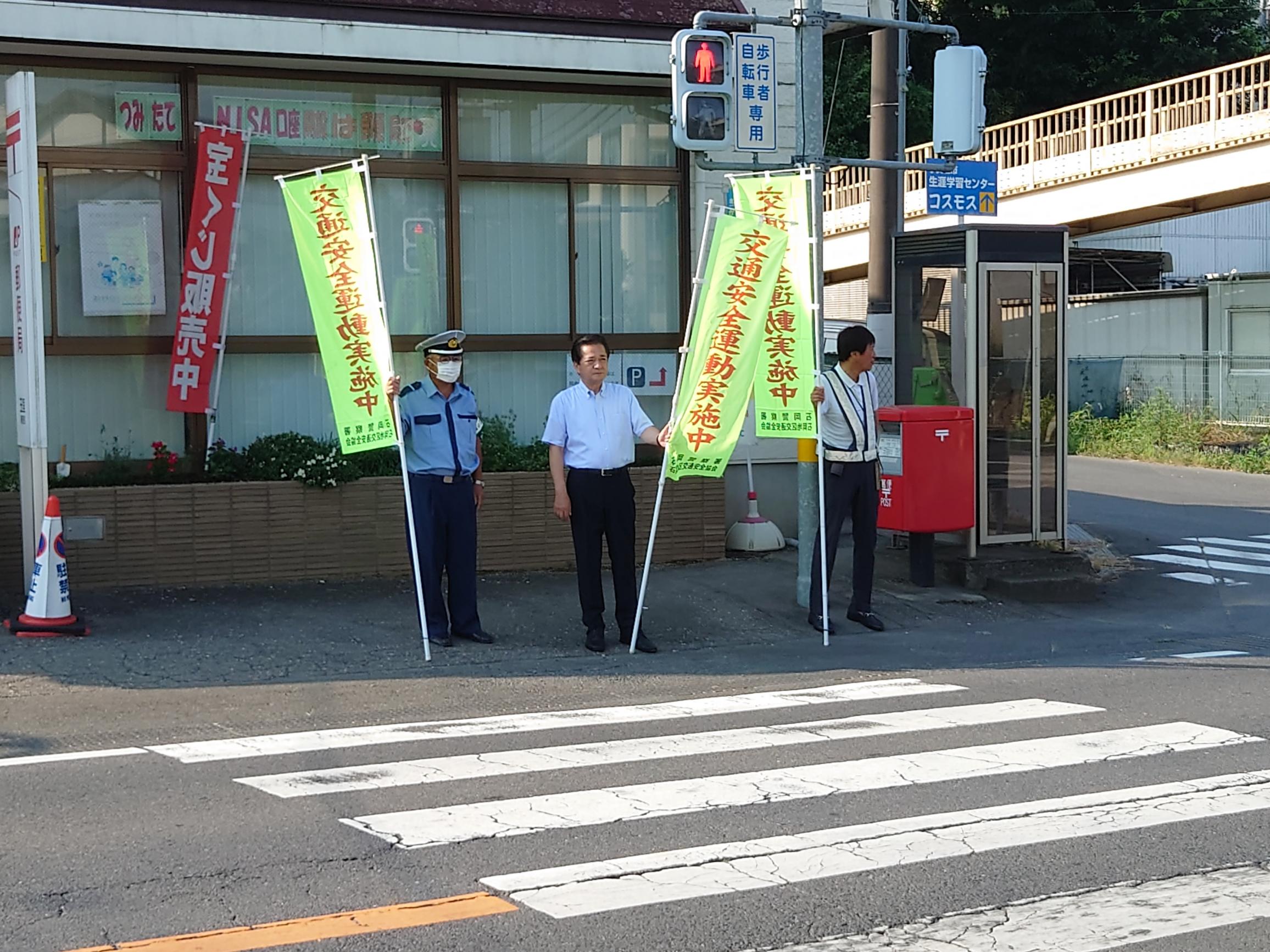 立哨をする市長 立哨をする市長