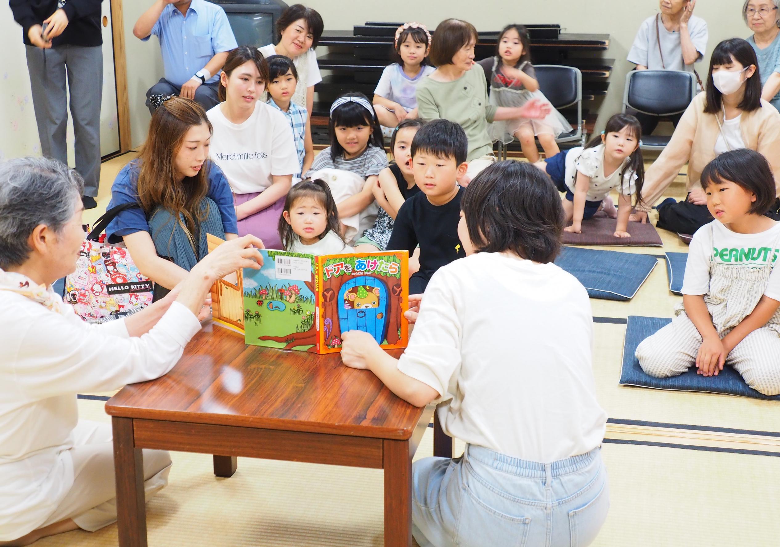 読み聞かせを聞く参加者の様子