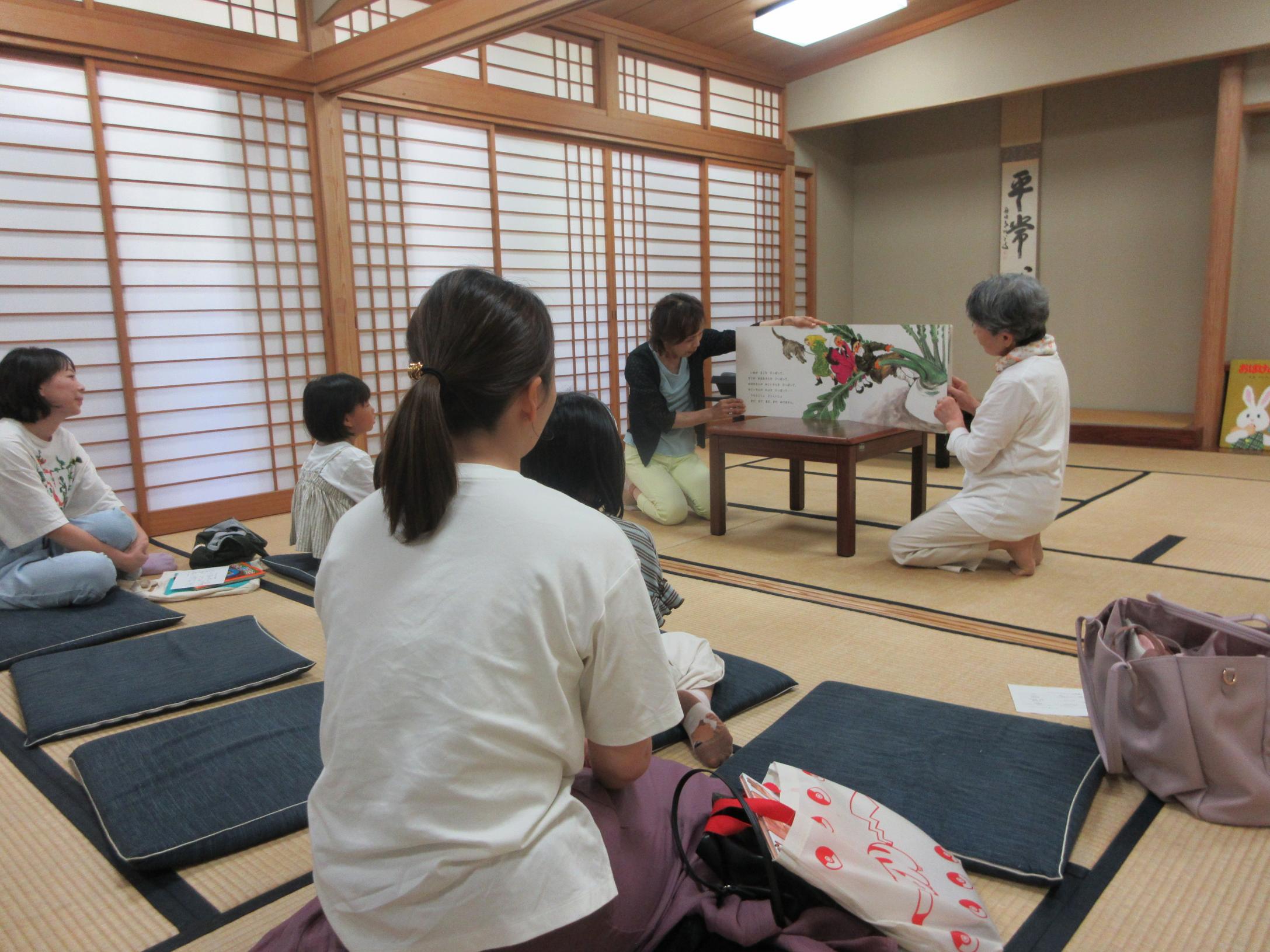 おおきなかぶを読み聞かせする様子