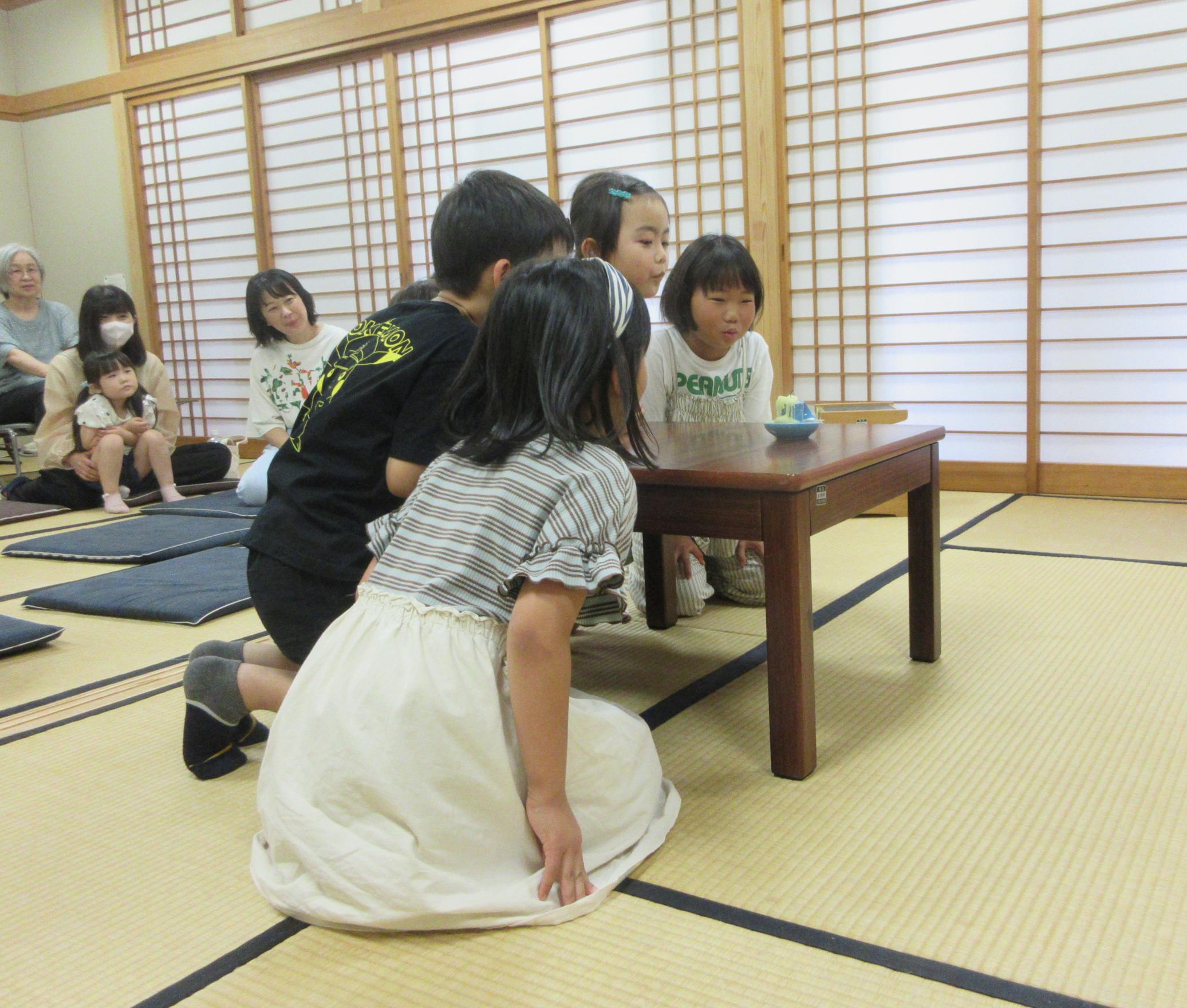 おはなしの火を消す様子