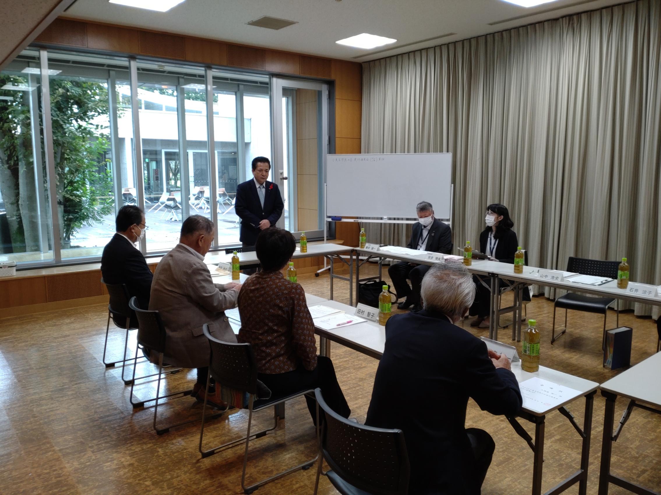 実行委員に挨拶する市長 実行委員に挨拶する市長