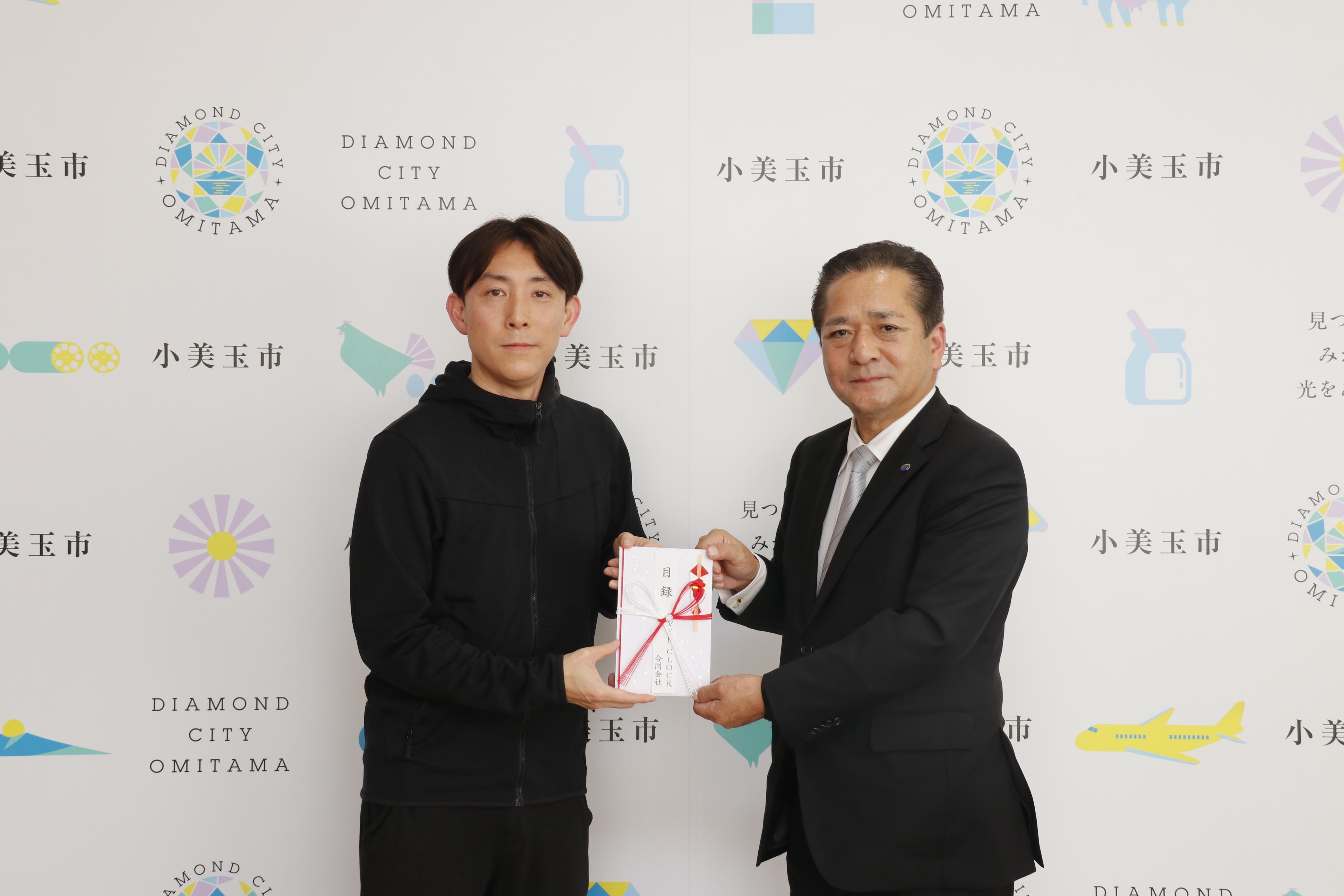 目録を受け取る市長