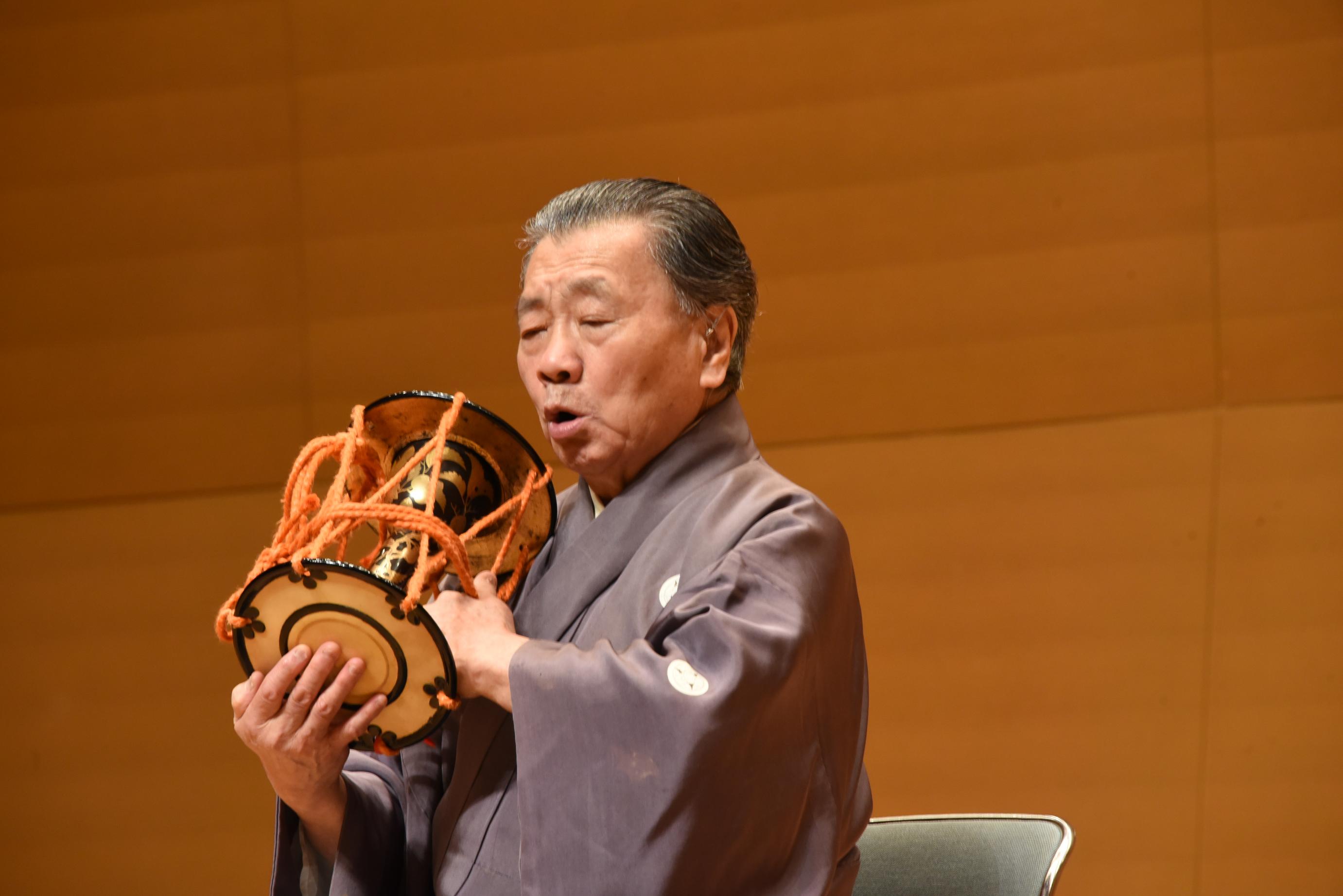 小鼓をたたく様子