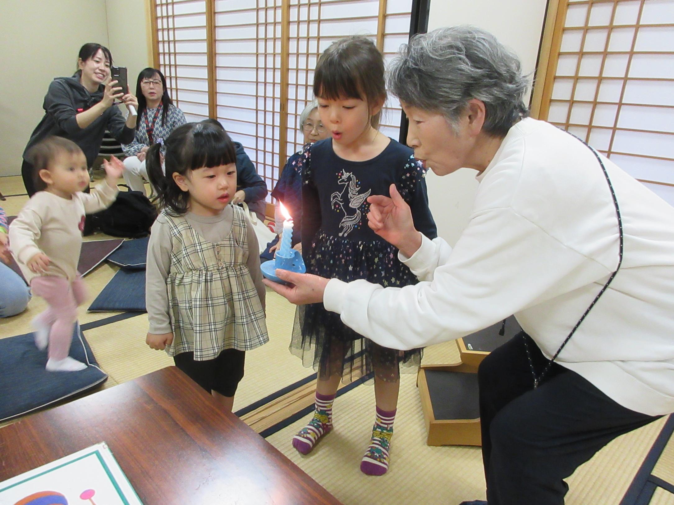 おはなしの火を消す様子