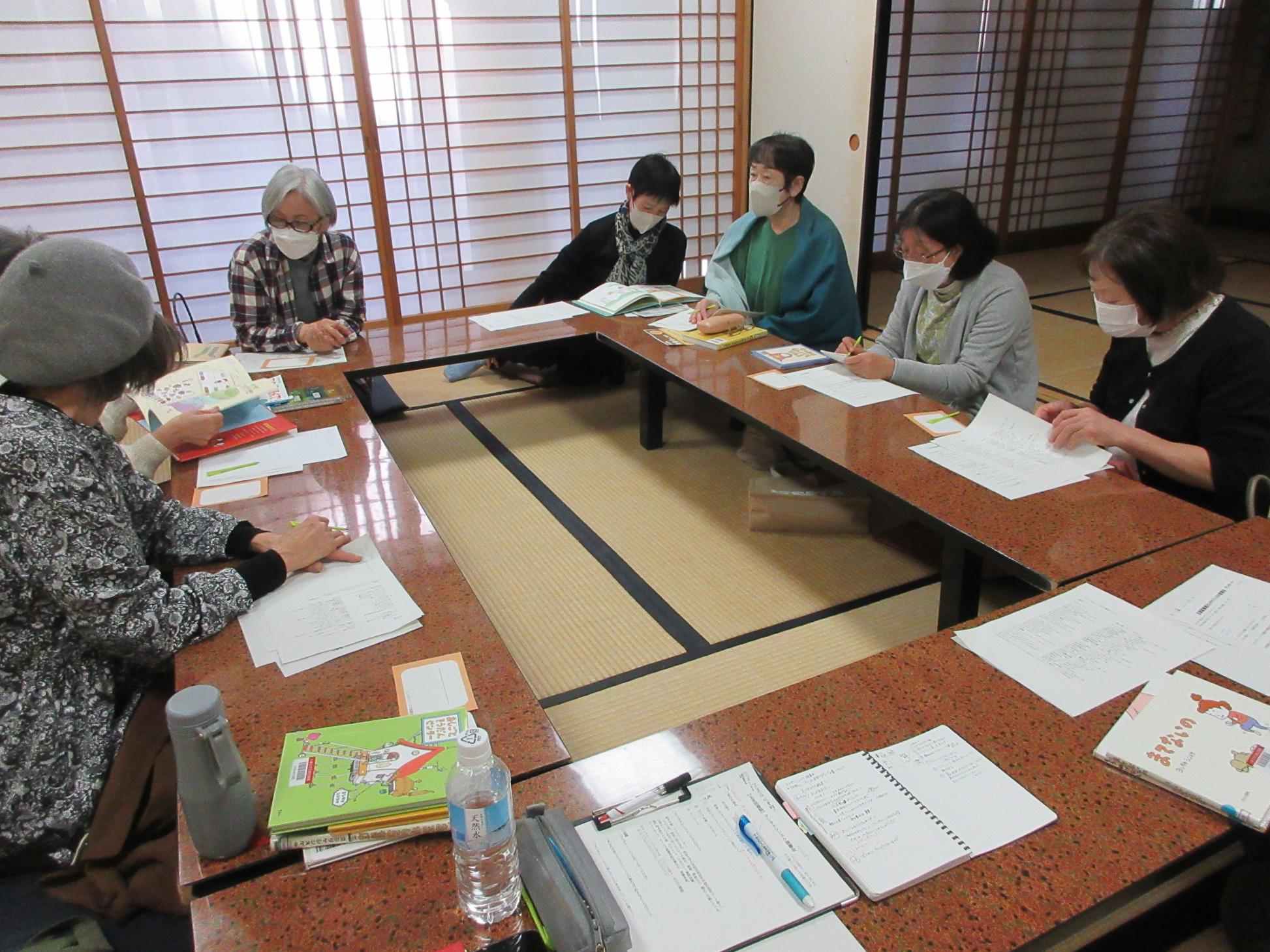 一つの本について議論する様子