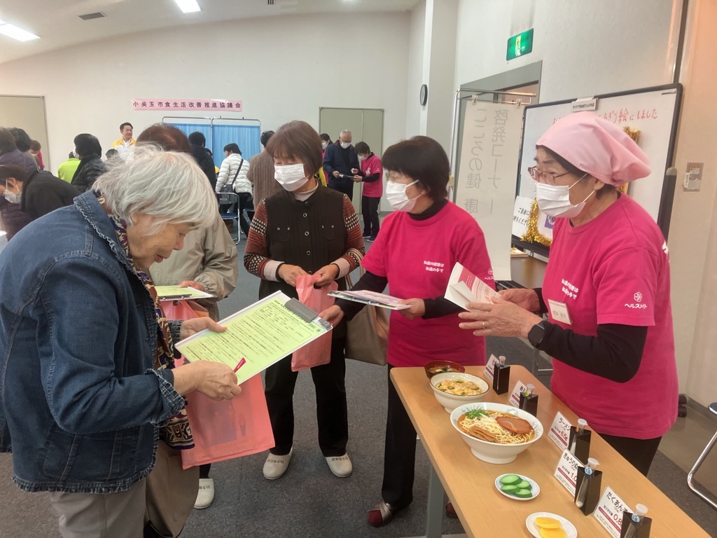 フードモデルの説明の様子、塩分量の見える化