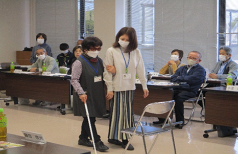 視覚障害の体験の様子