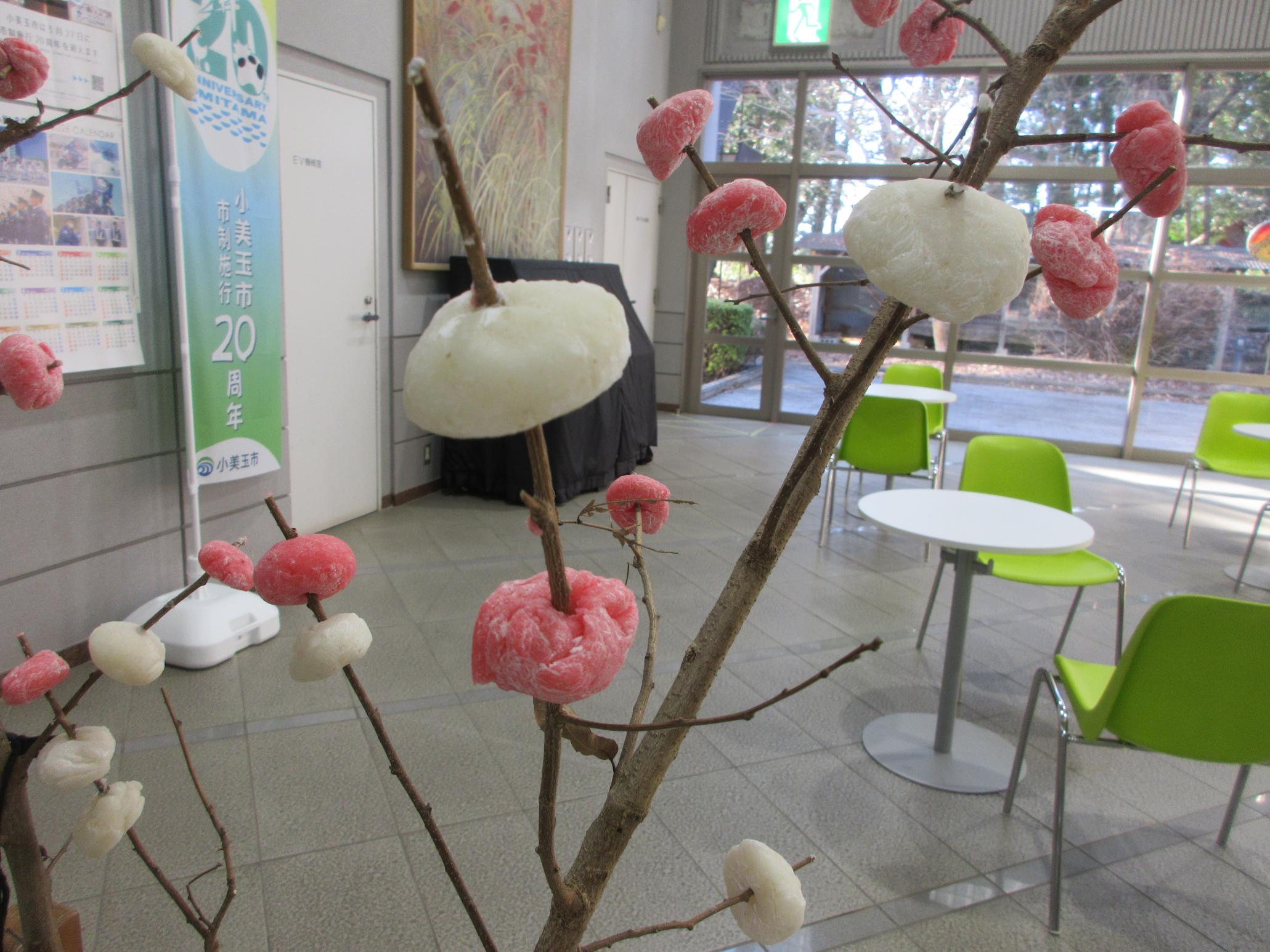 もちが枝に刺さっている様子