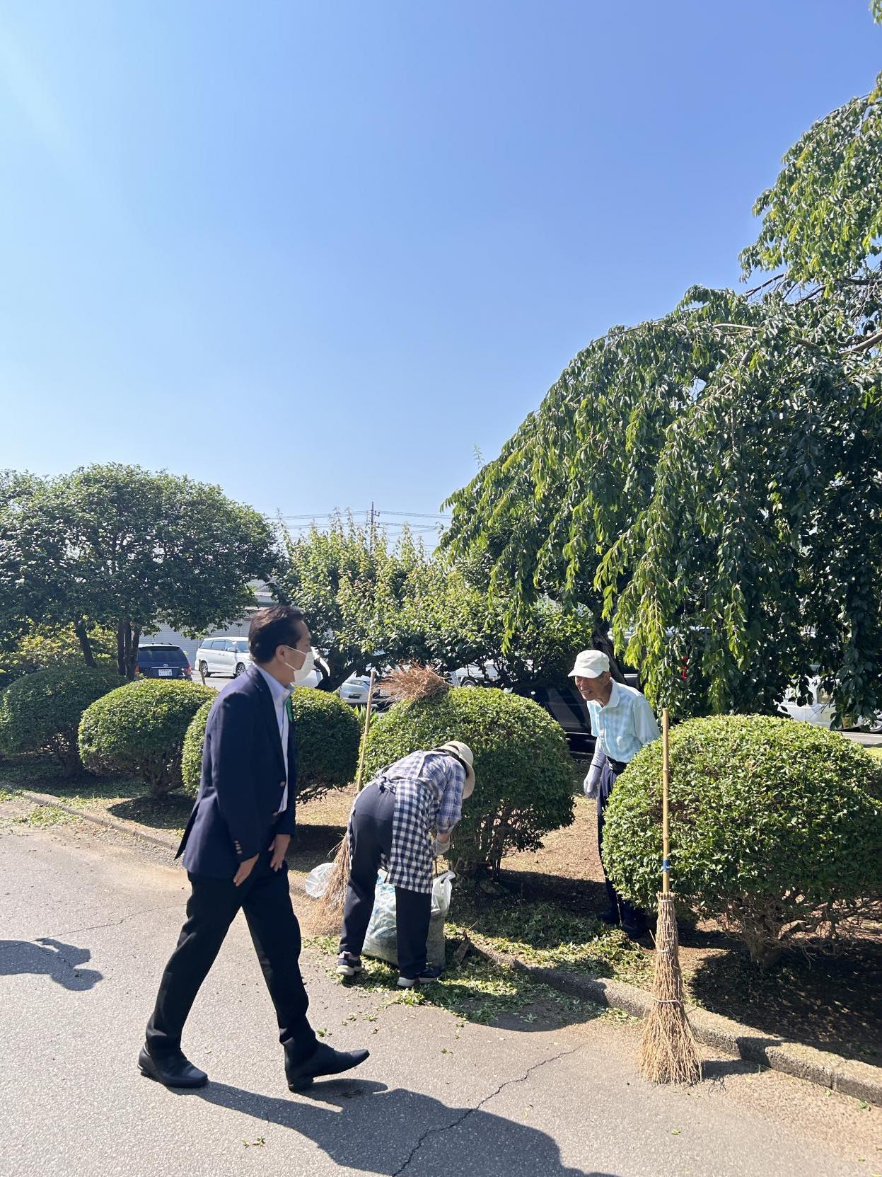 市役所本庁前清掃ボランティア(小美玉市老人クラブ美野里支部様) 市役所本庁前清掃ボランティア(小美玉市老人クラブ美野里支部様)