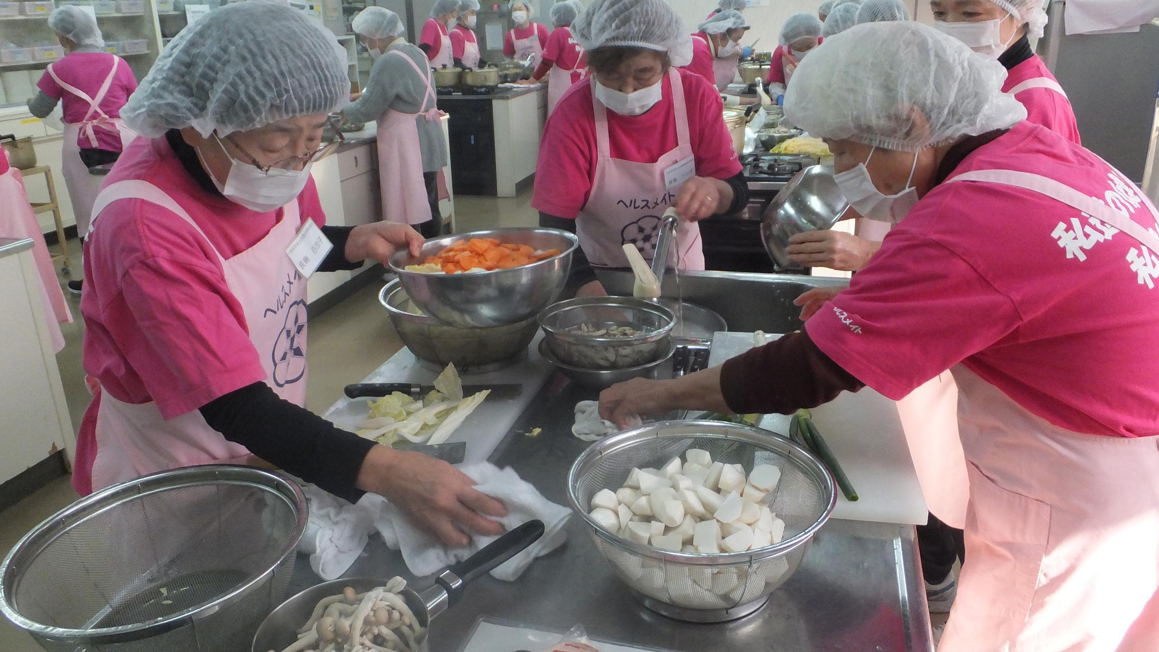 DSCF7598 具だくさん味噌汁を作っている様子