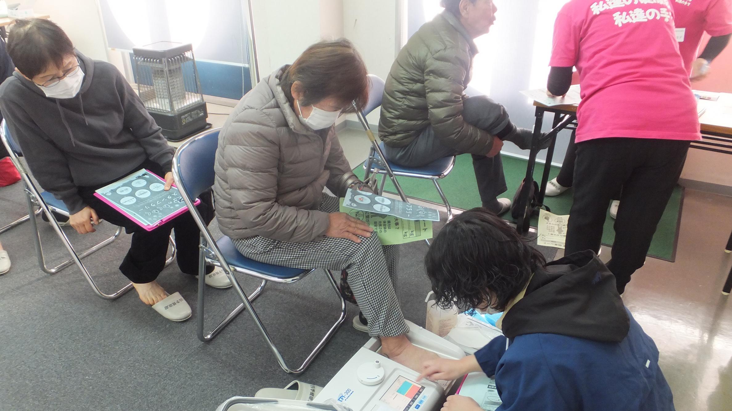 DSCF7604 骨密度測定をしている様子