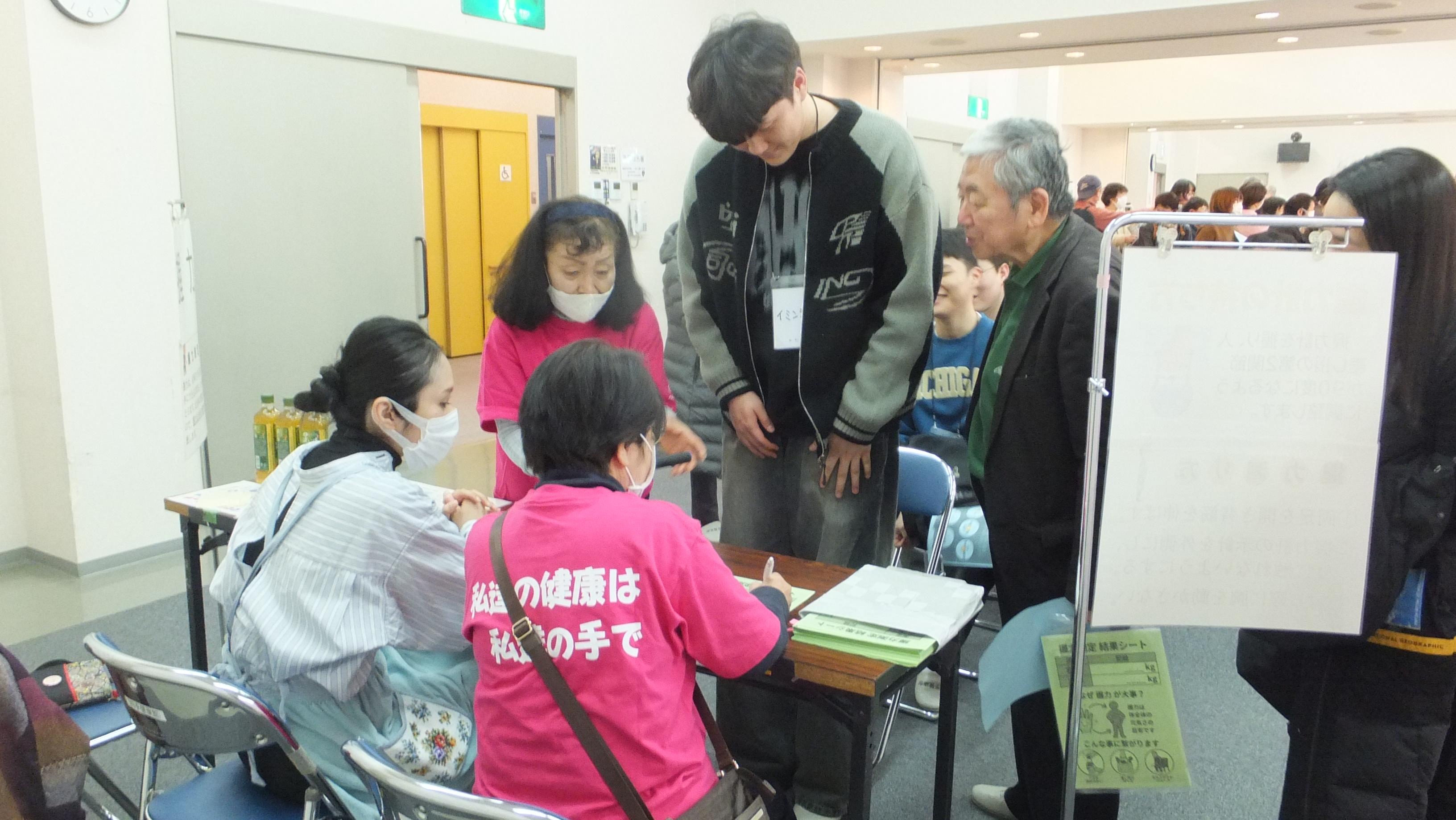 DSCF7617 握力測定をしている様子