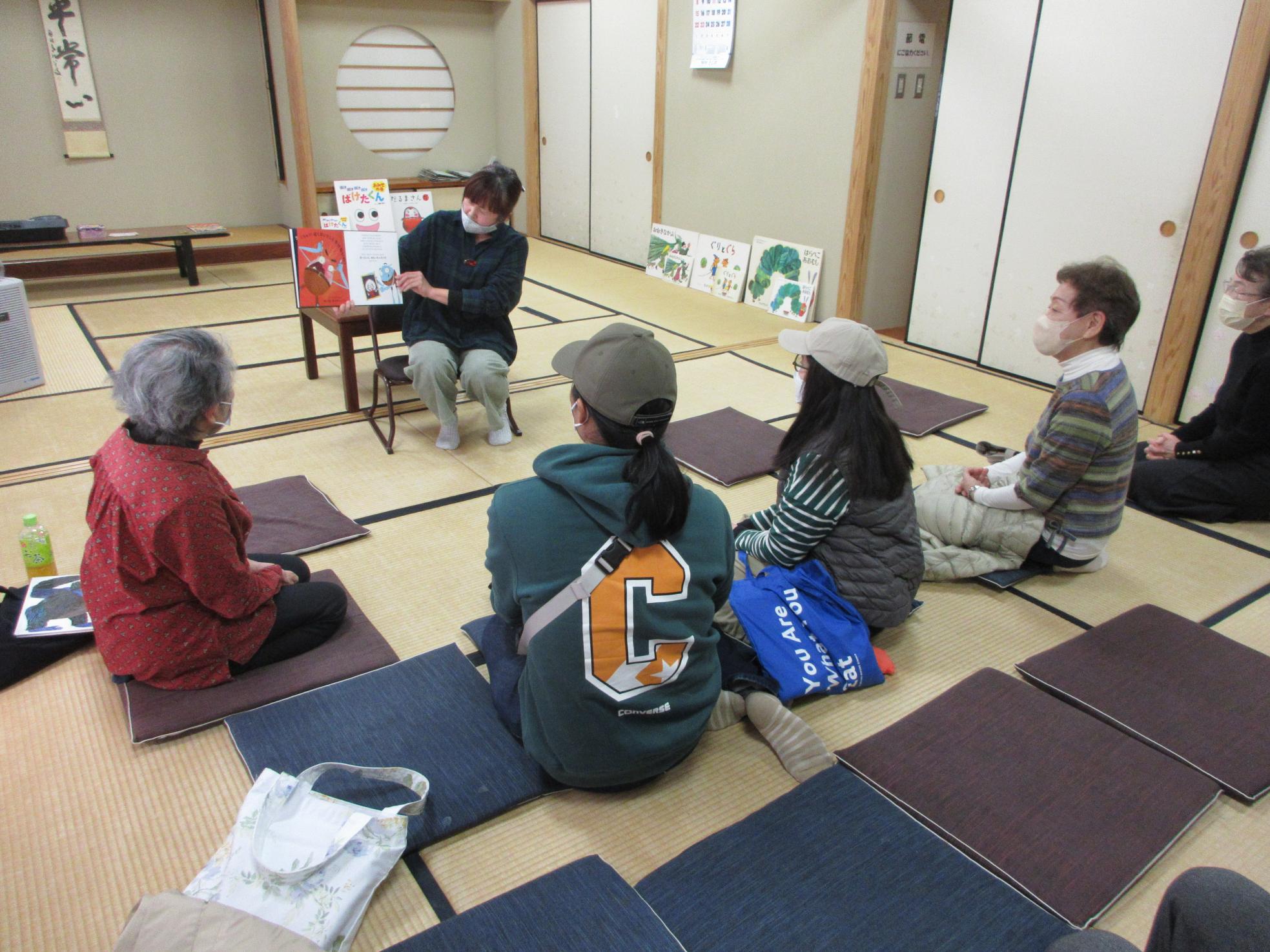 読み聞かせを聞く様子