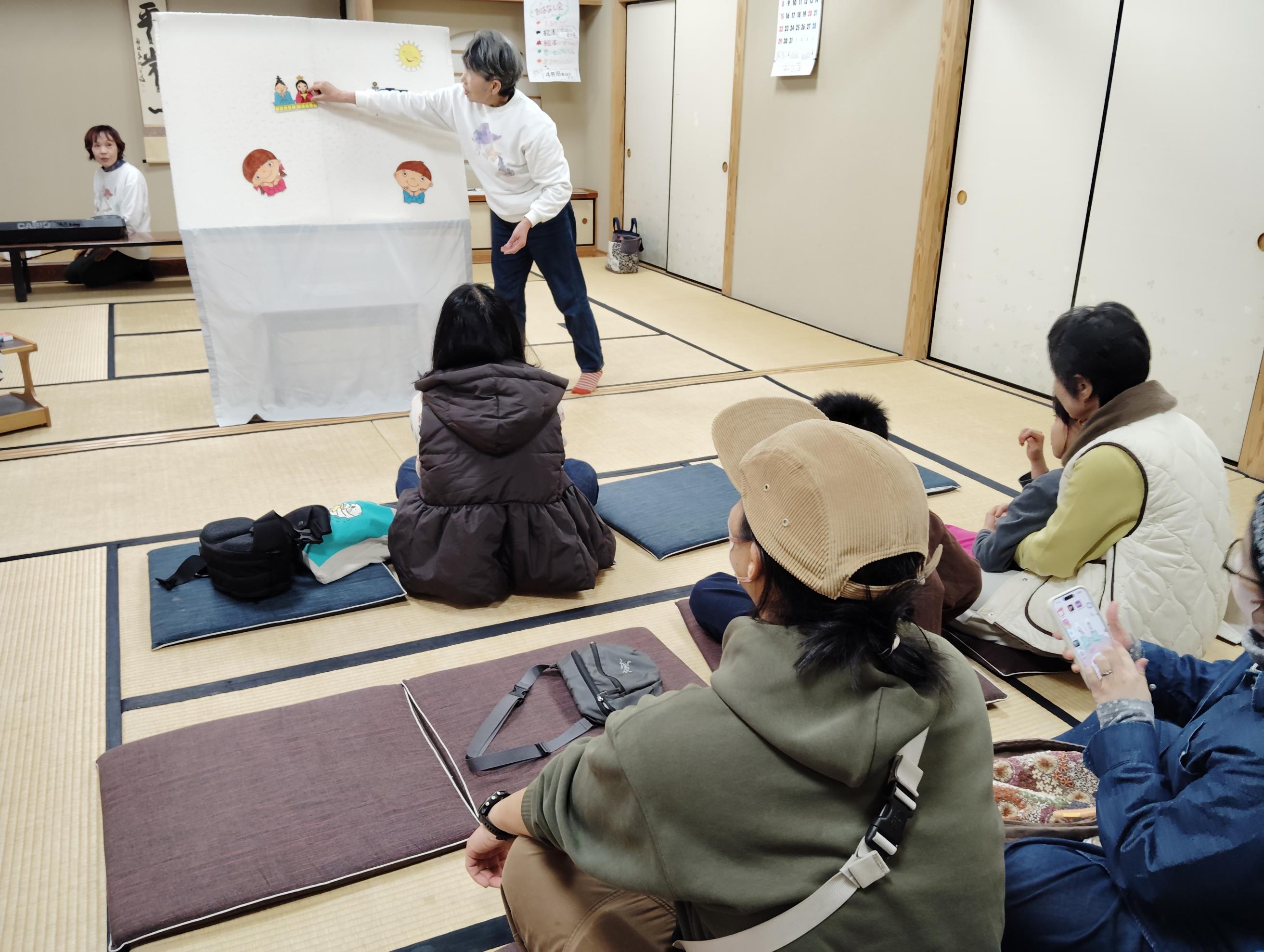 パネルシアターを楽しむ様子