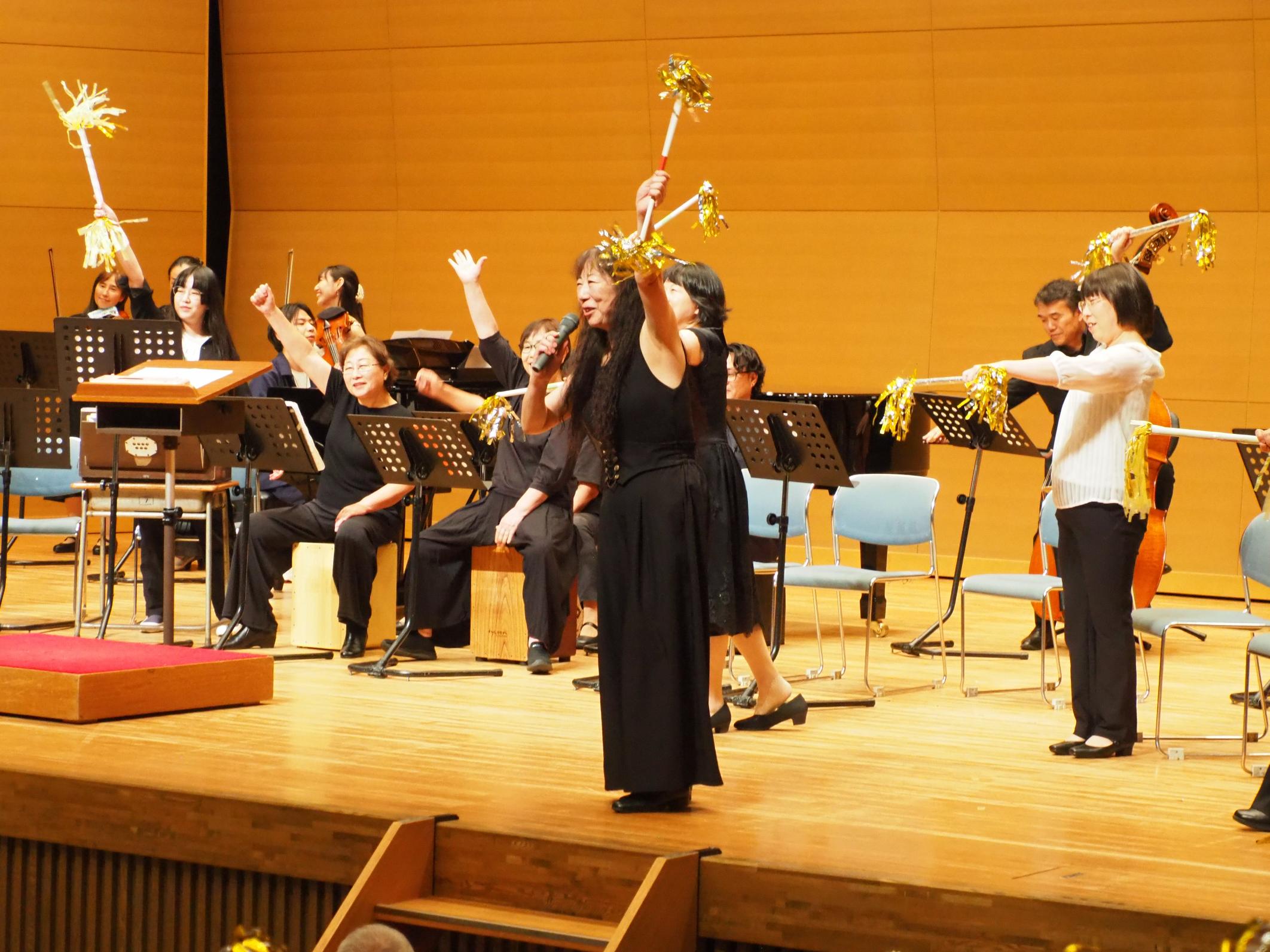 マツケンサンバを演奏する様子