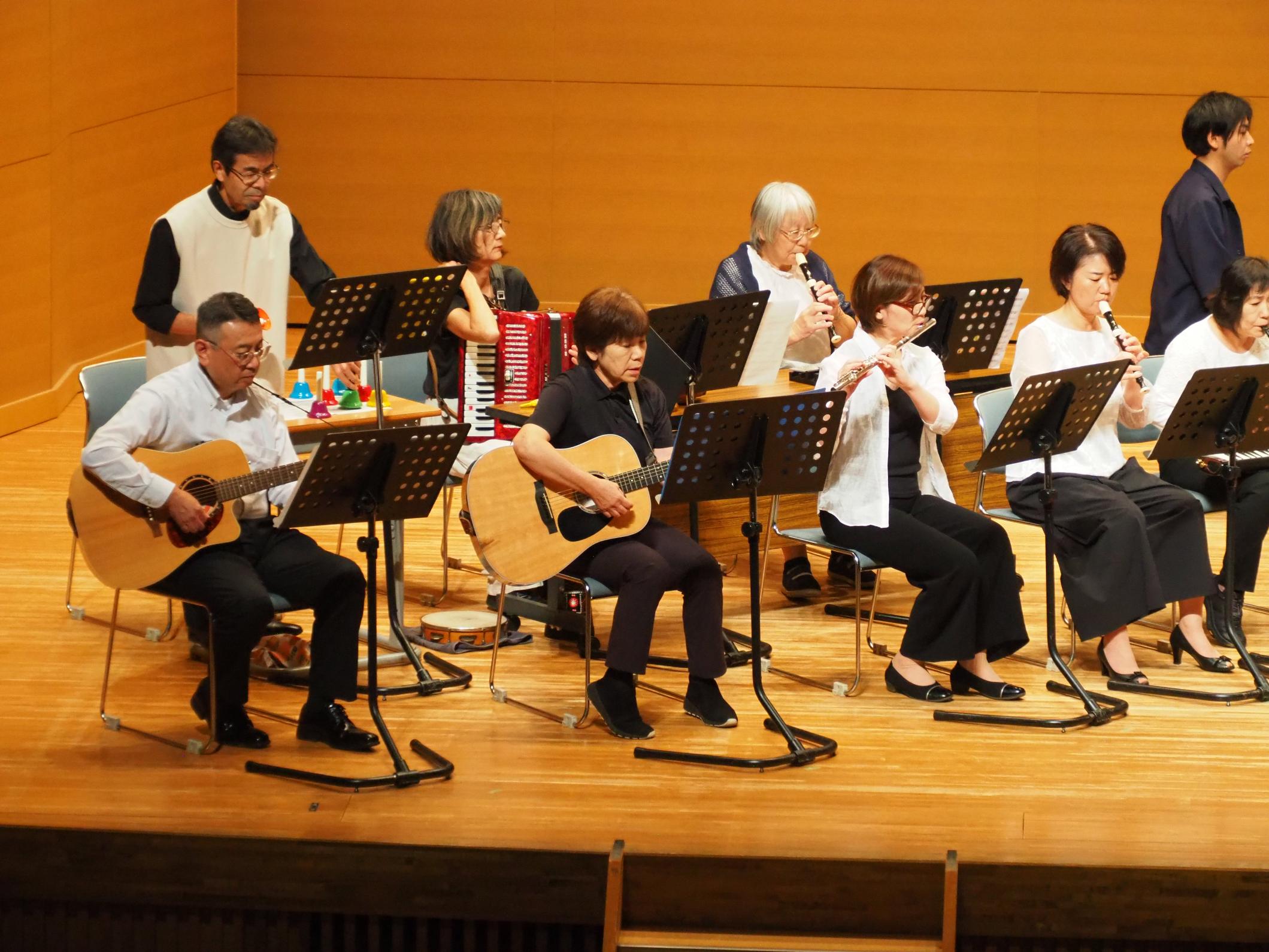 舞台で演奏する様子