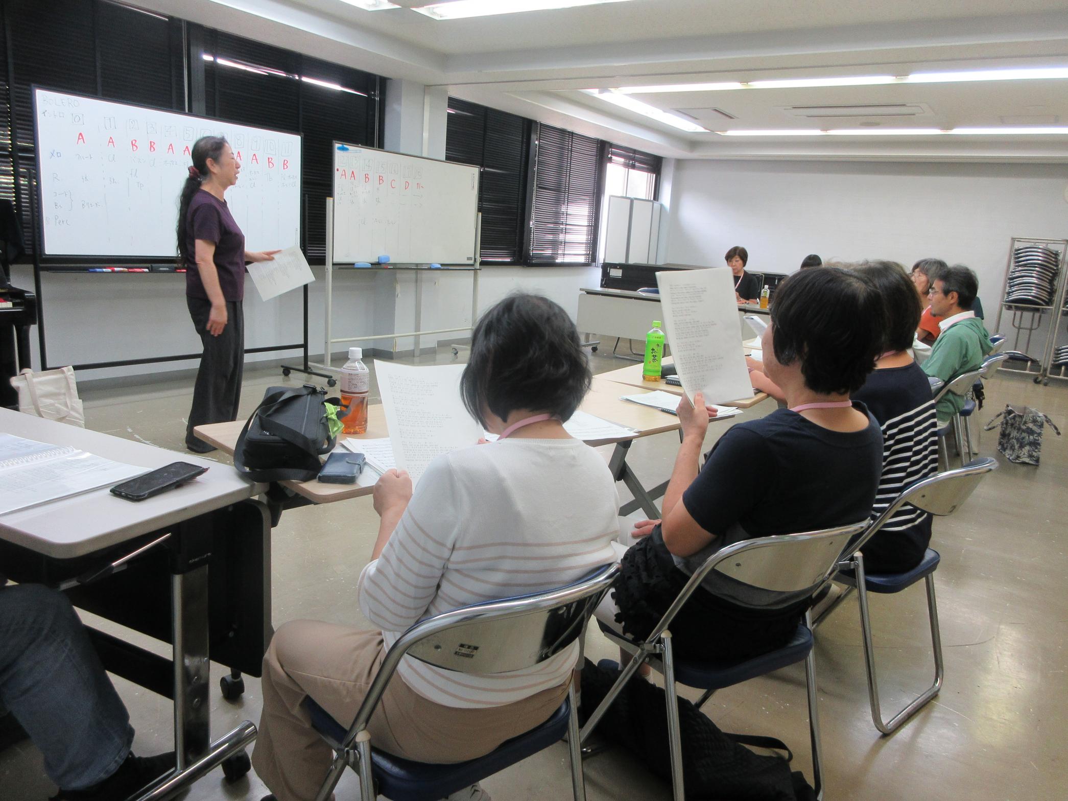 譜面を練習する様子