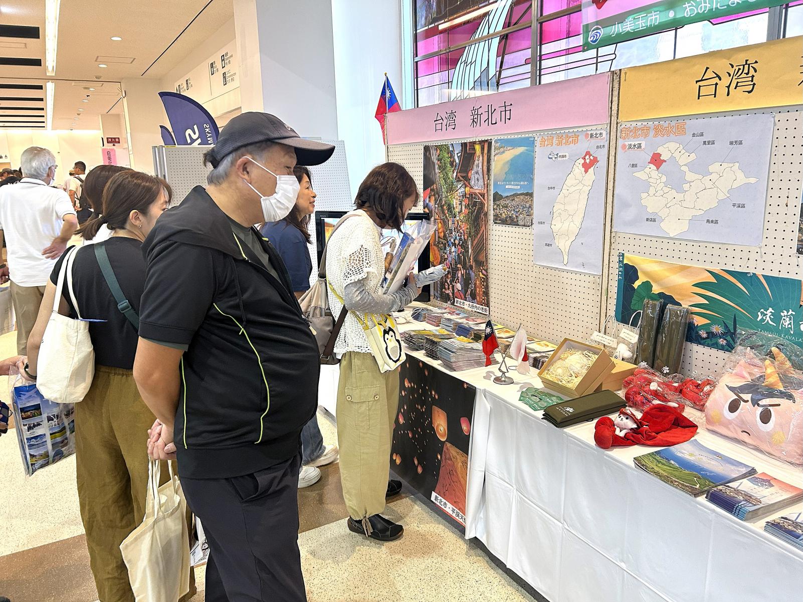 令和7年空の日来客が台湾ブースを見ている様子