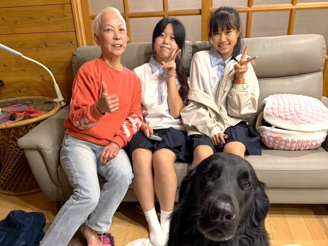 ホストファミリーとの交流を楽しむ様子記念写真