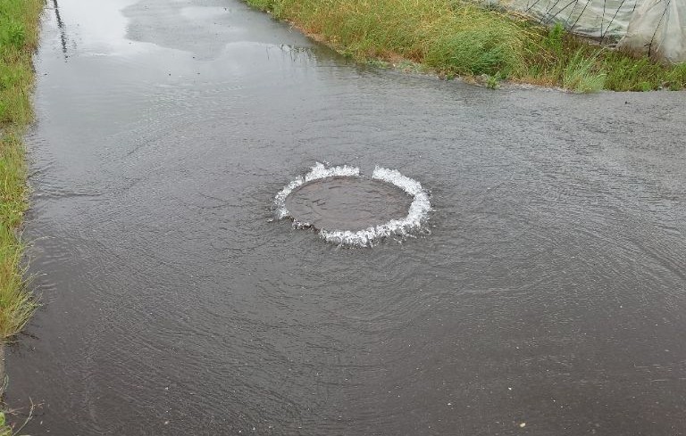 写真_大雨時マンホール溢水 写真_大雨時マンホール溢水