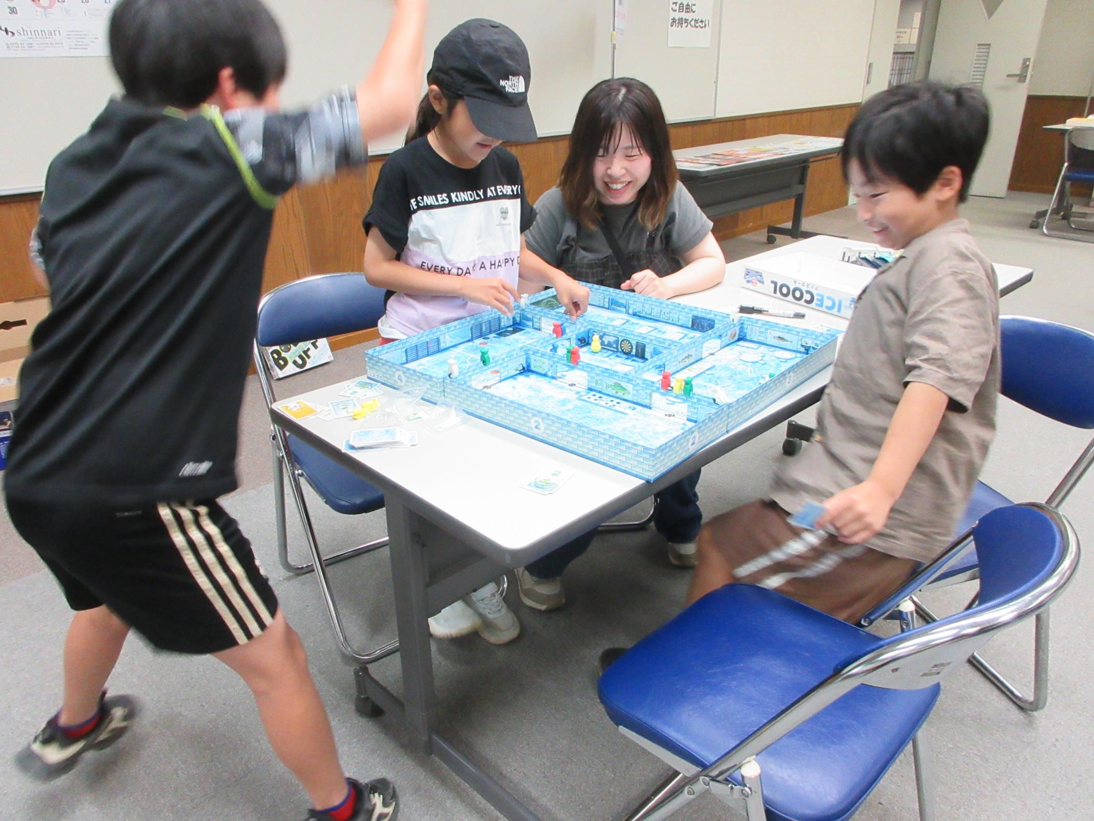 ペンギンのゲームで遊ぶ様子 ペンギンのゲームで遊ぶ様子