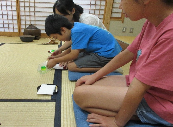 和菓子を食べる様子