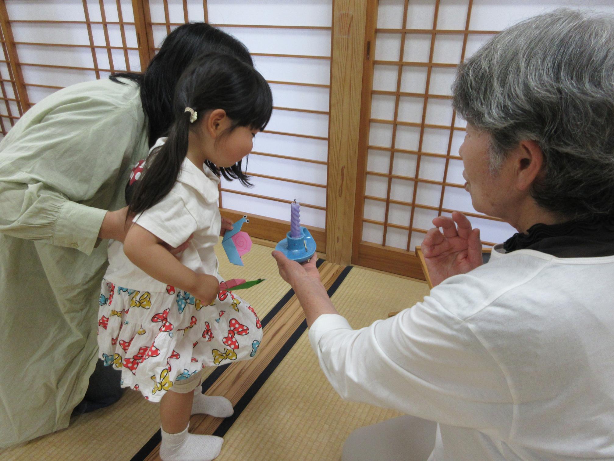おはなしのろうそくを吹き消す様子