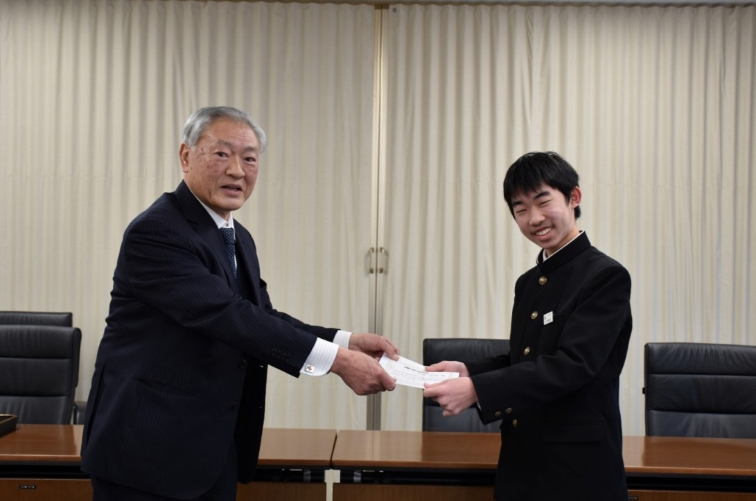 議員証書授与の写真