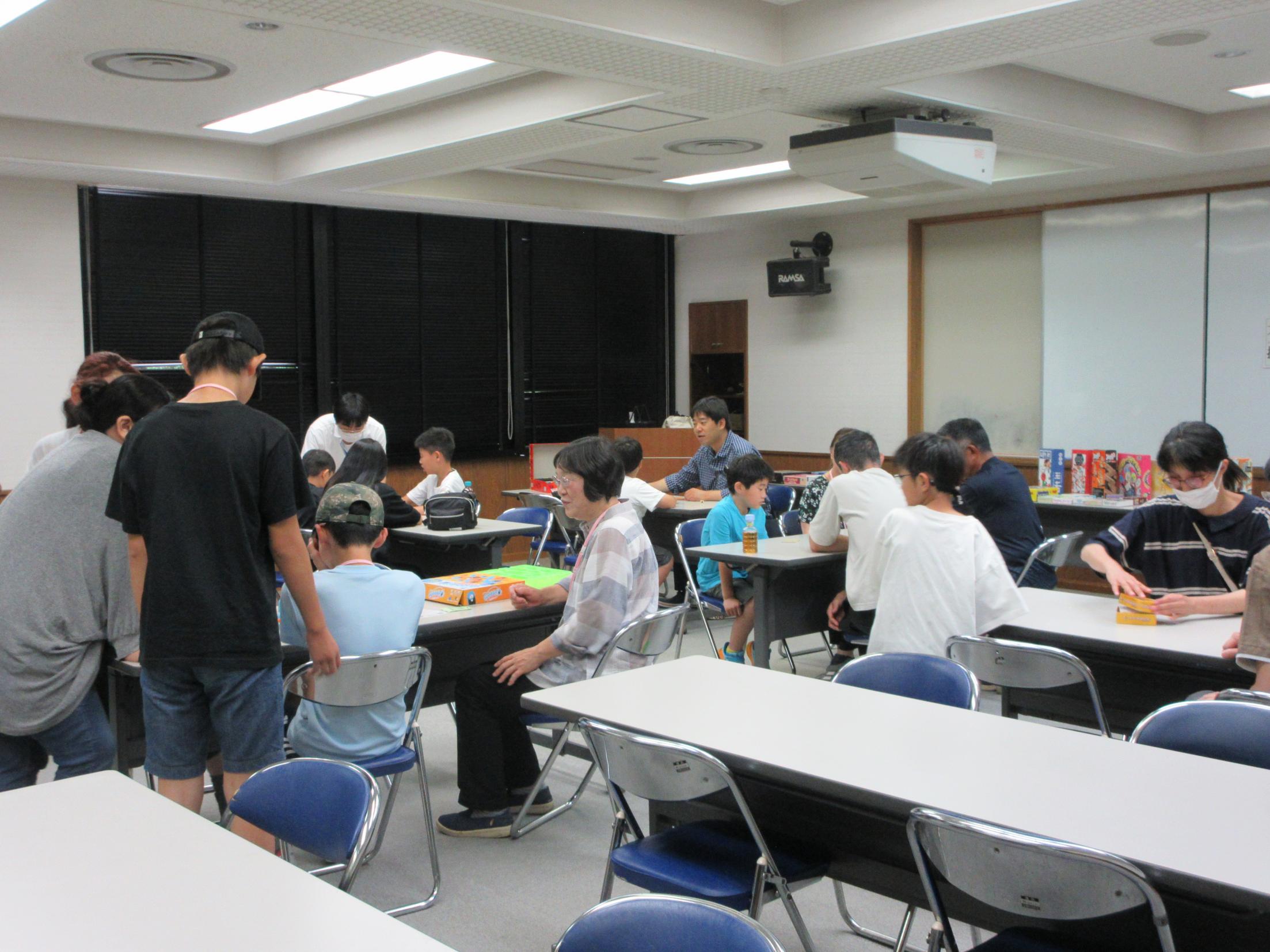 ボードゲーム定例会の全体の様子 ボードゲーム定例会の全体の様子