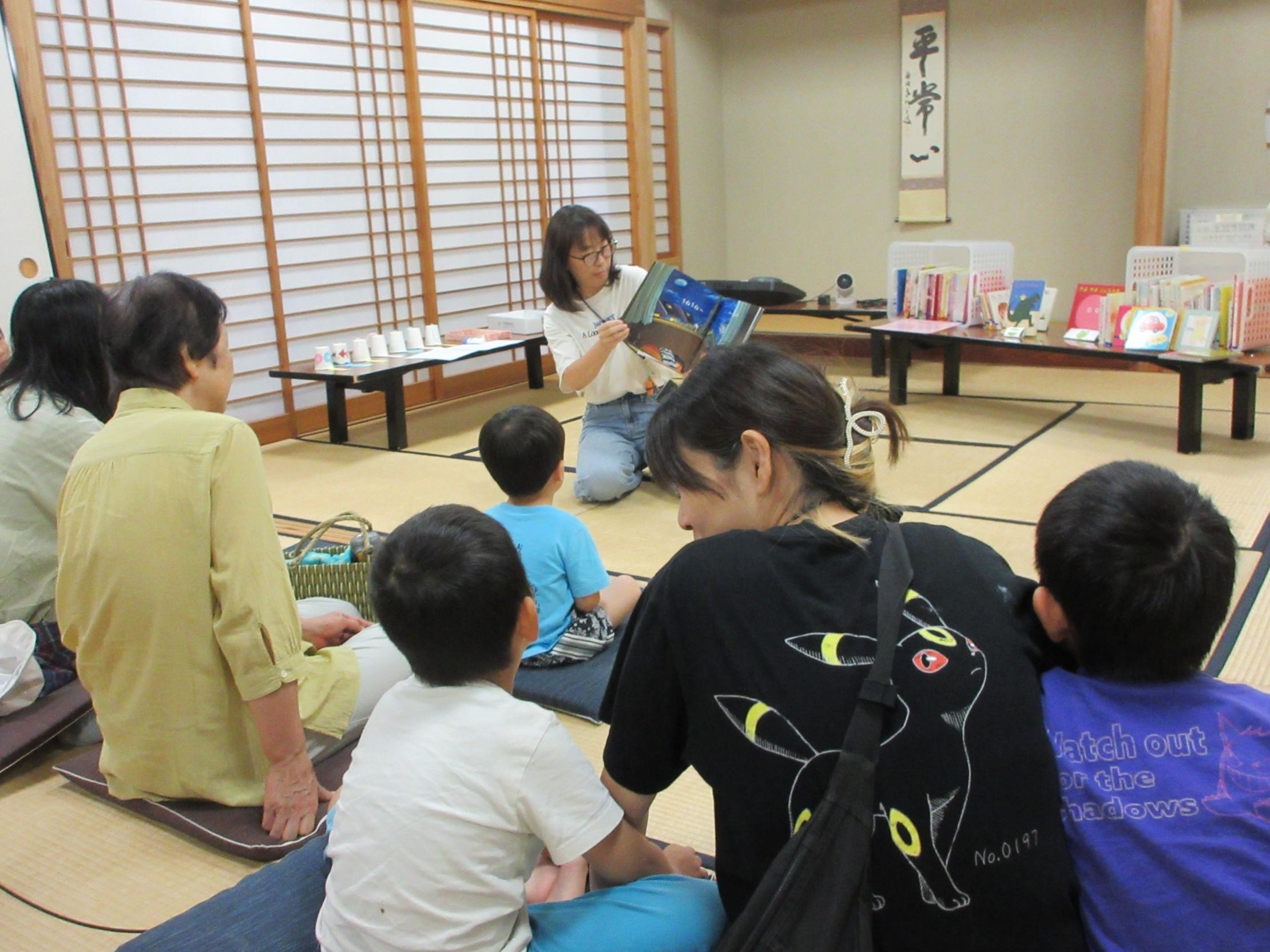 絵本の読み聞かせを聞いている様子 絵本の読み聞かせを聞いている様子