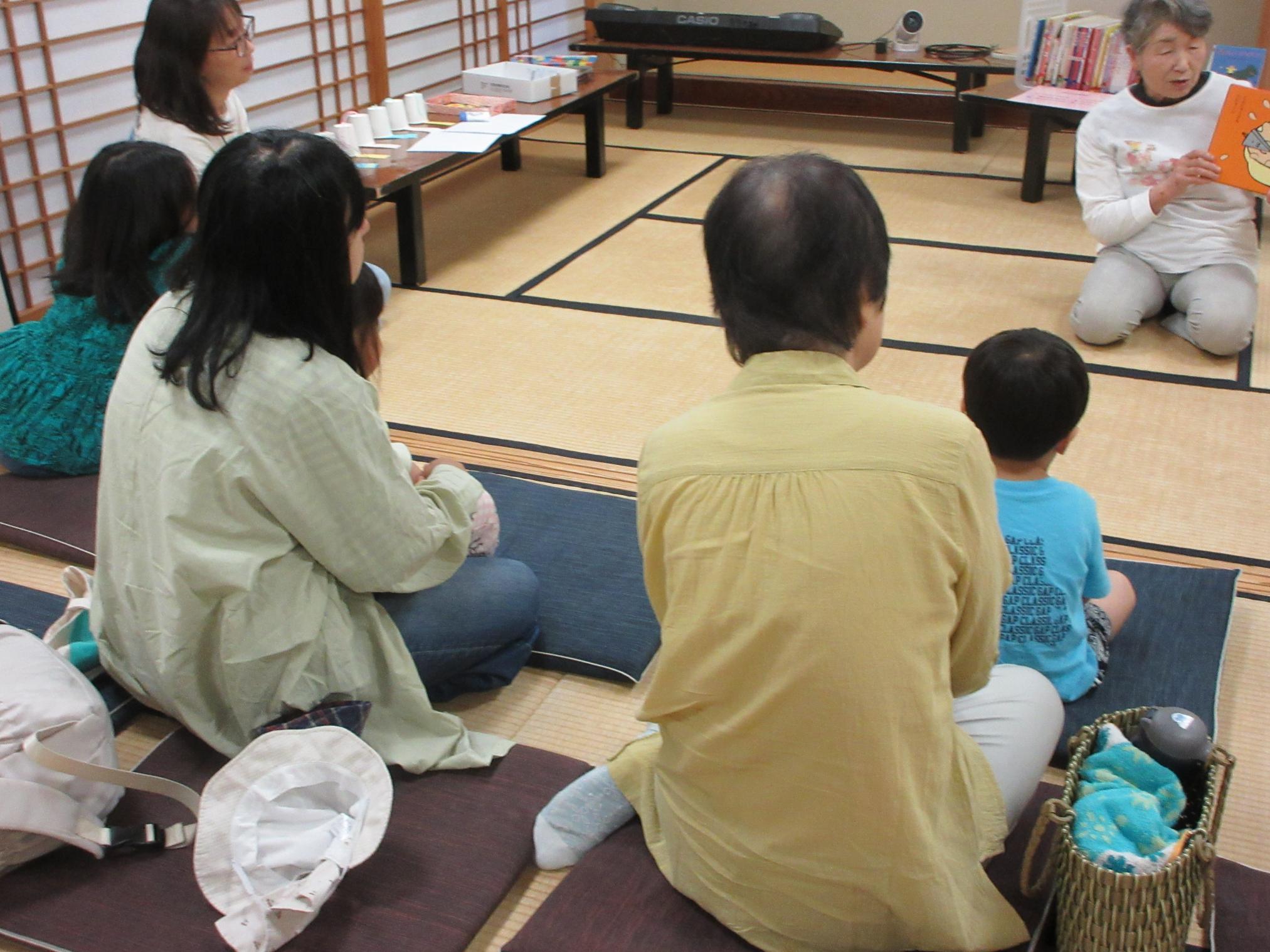 読み聞かせに聞き入る様子 読み聞かせに聞き入る様子