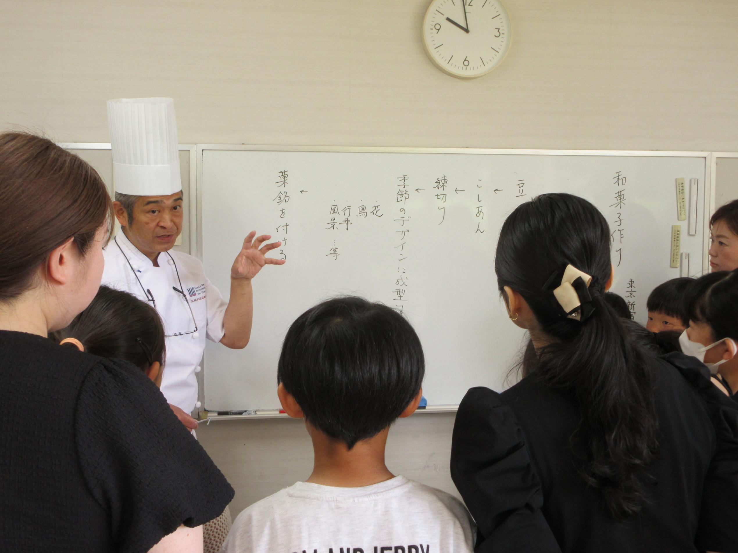 和菓子の説明を聞く様子 和菓子の説明を聞く様子