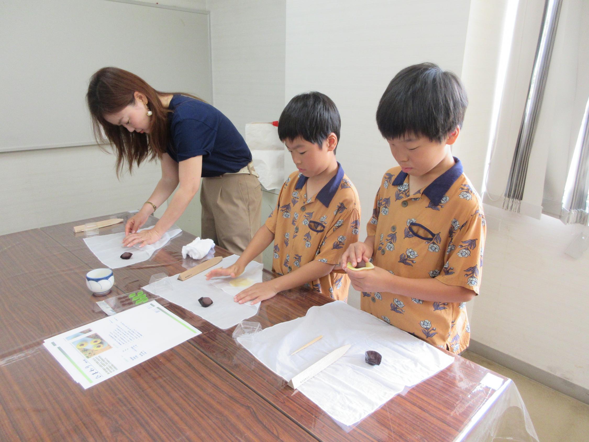 和菓子を作る様子 和菓子を作る様子
