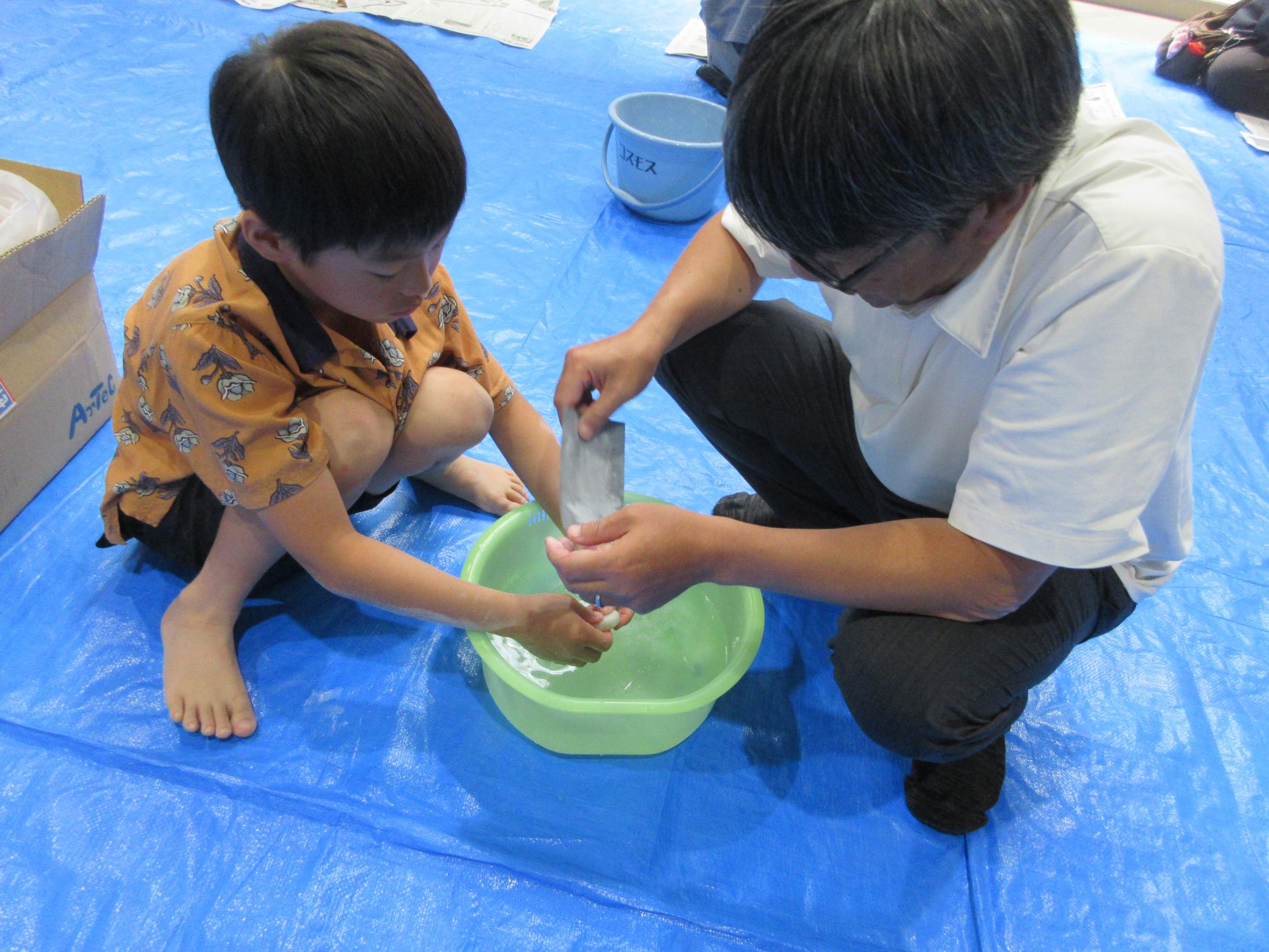 まがたまを作る様子 まがたまを作る様子