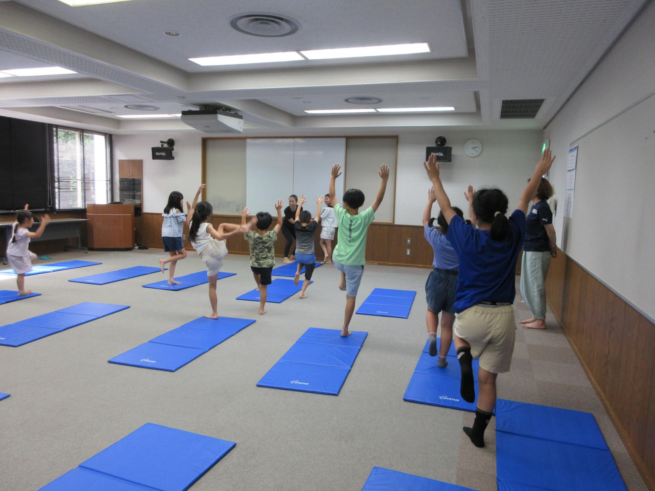 子ども達が手を挙げている様子 子ども達が手を挙げている様子