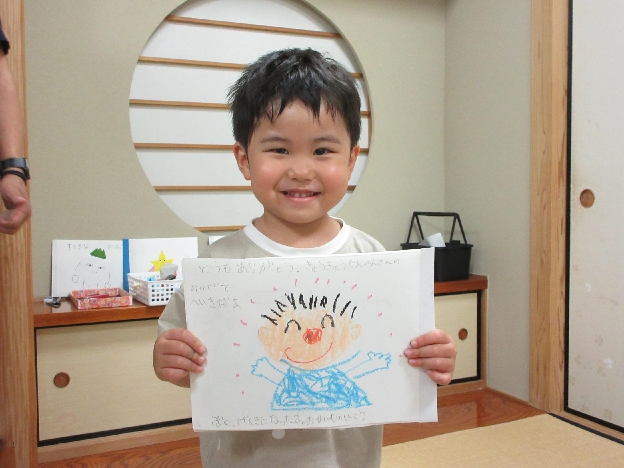 お父さんの絵本を見せてくれる様子 お父さんの絵本を見せてくれる様子