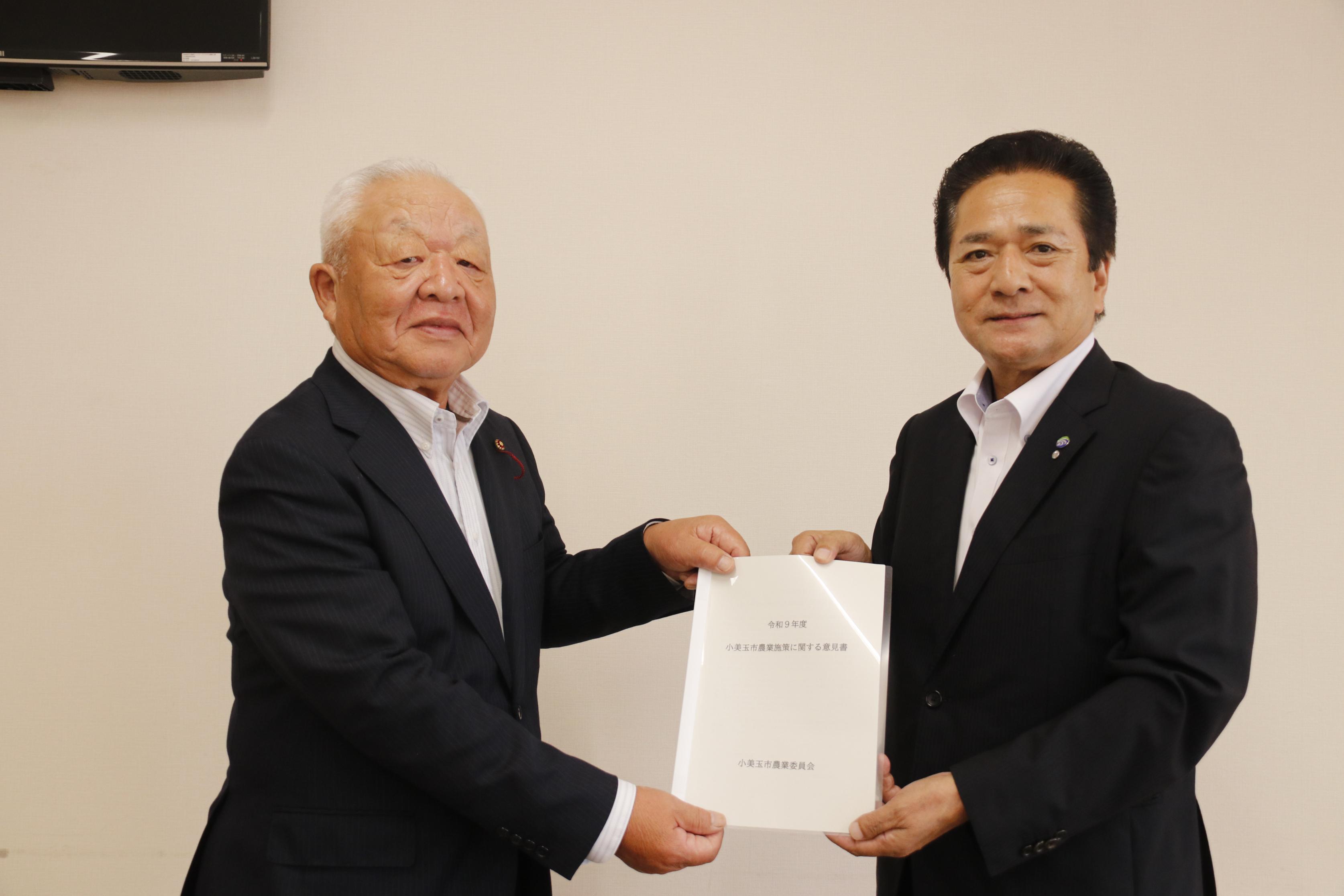 意見書提出の様子 意見書提出の様子
